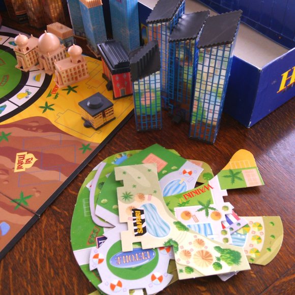 Hotel board game Spanish Version real-estate game 3 dimensional buildings player - Picture 10 of 16
